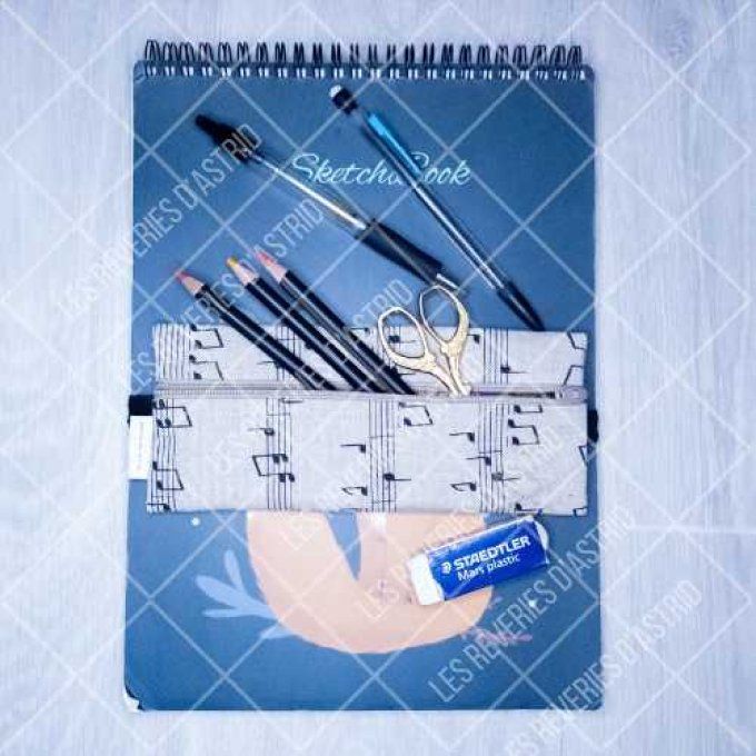 Trousse avec élastique pour un carnet A5 ou A4 avec des notes de musiques - pièce unique