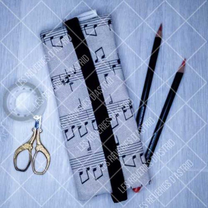 Trousse avec élastique pour un carnet A5 ou A4 avec des notes de musiques - pièce unique