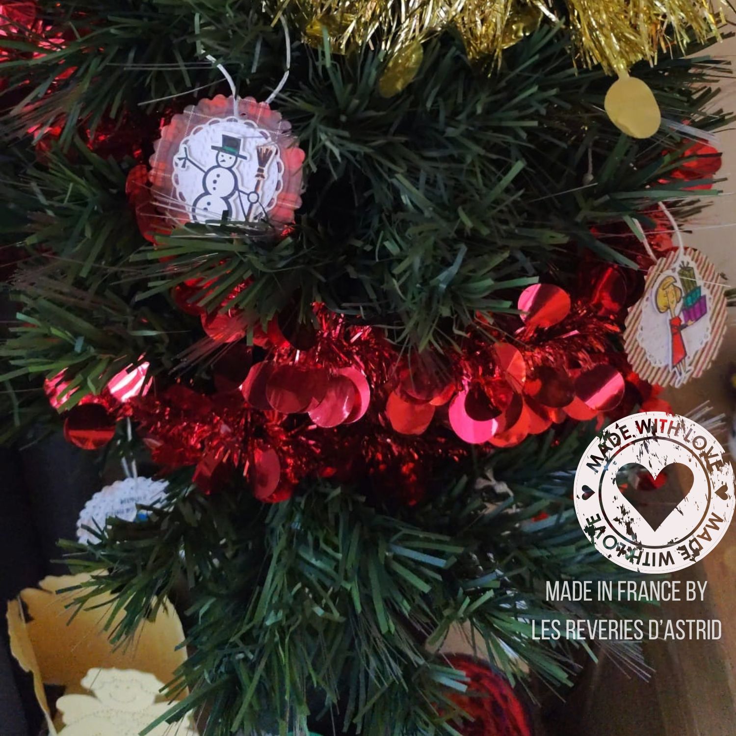 Étiquettes pour les cadeaux de Noël qui se transforment en décoration de Noël – Image 16